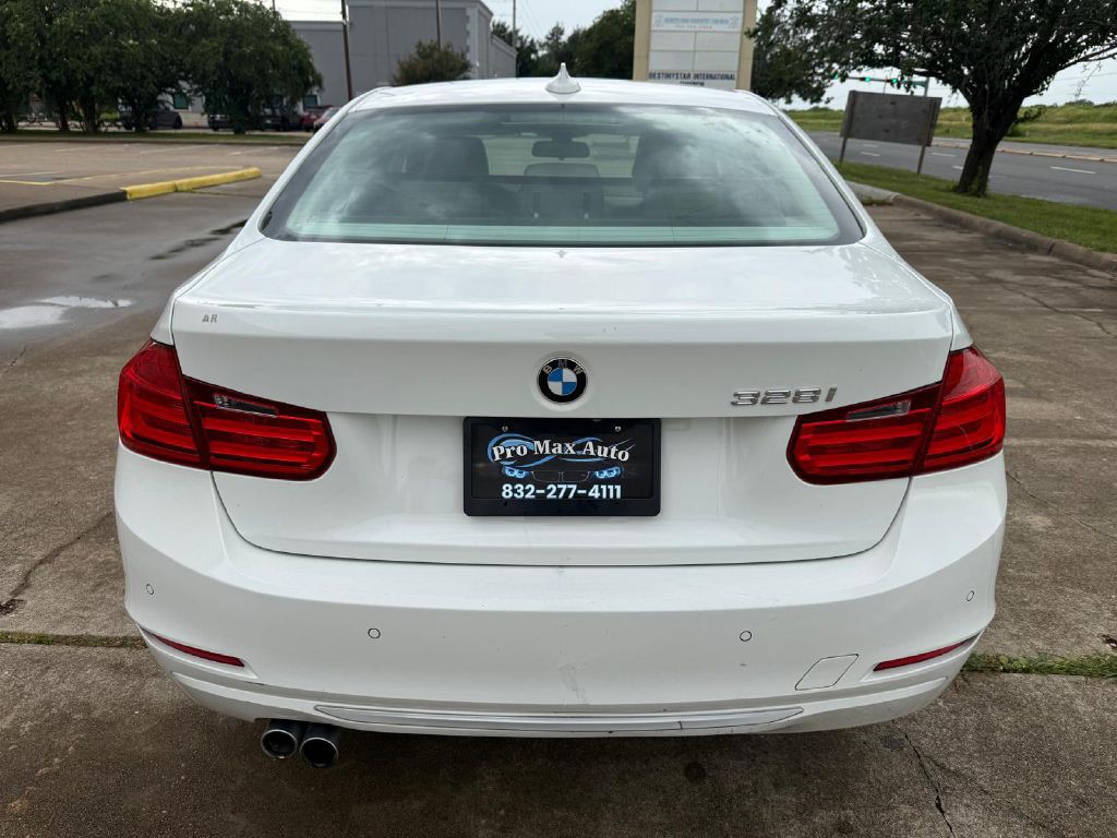 2013 BMW 3 Series Image 4