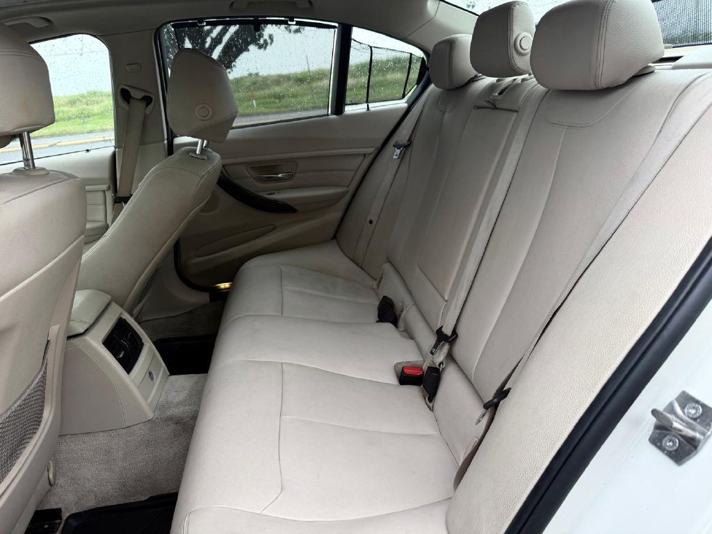 2013 BMW 3 Series Image 12