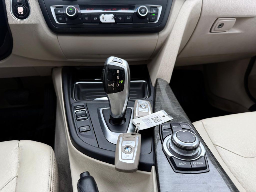 2013 BMW 3 Series Image 17