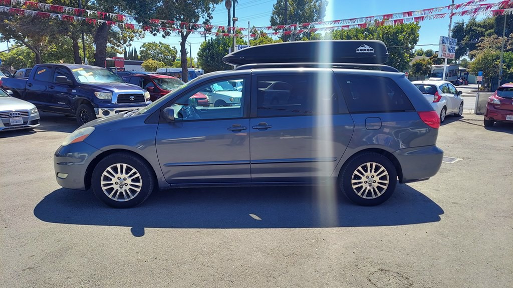2008 Toyota Sienna Image 2