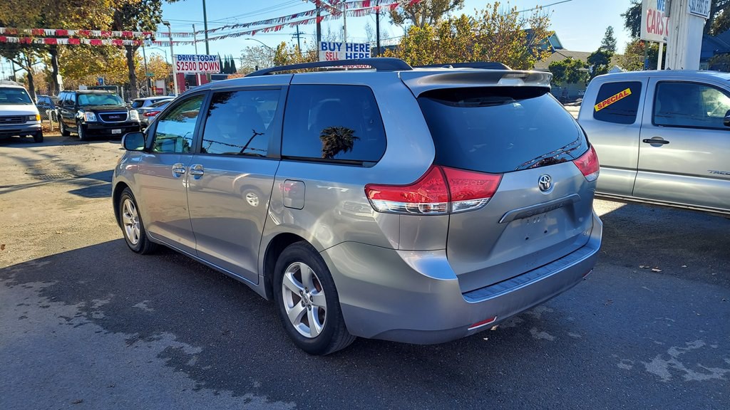 2011 Toyota Sienna Image 2