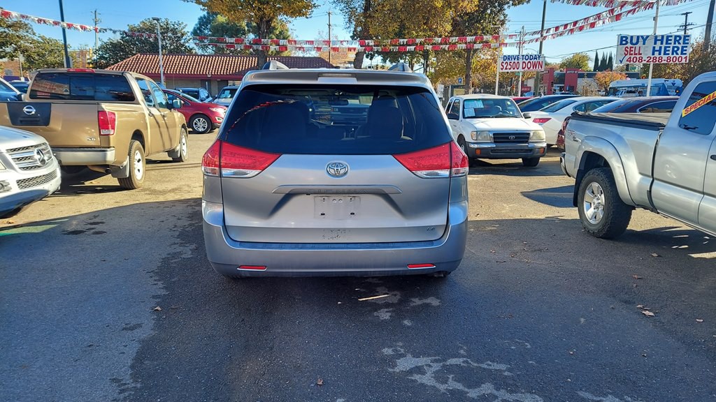 2011 Toyota Sienna Image 3