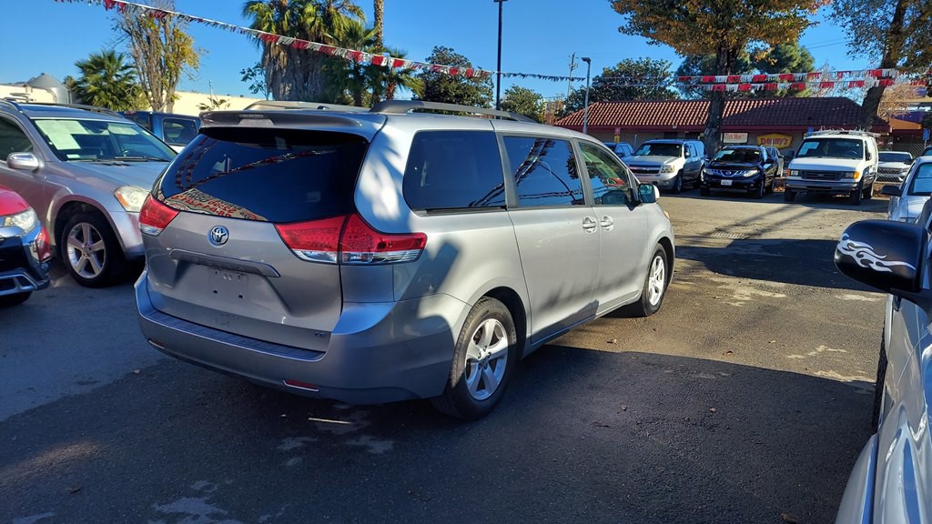 2011 Toyota Sienna Image 4