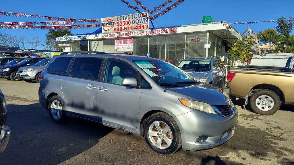 2011 Toyota Sienna Image 5