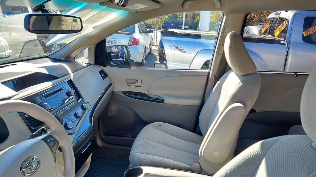2011 Toyota Sienna Image 6
