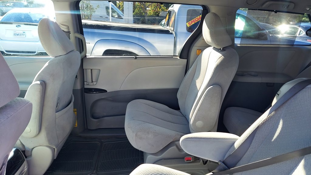2011 Toyota Sienna Image 7