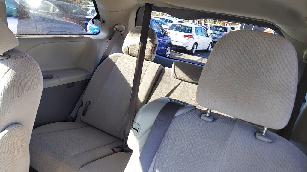 2011 Toyota Sienna Image 8