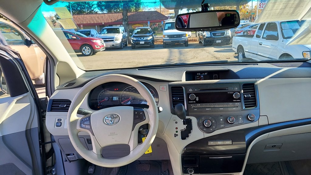 2011 Toyota Sienna Image 9