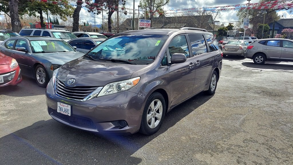 2015 Toyota Sienna Image 1