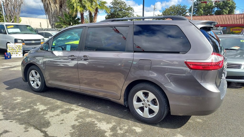 2015 Toyota Sienna Image 2