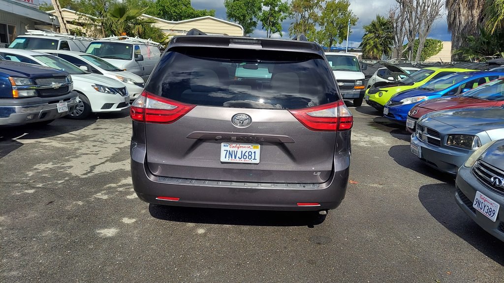 2015 Toyota Sienna Image 3