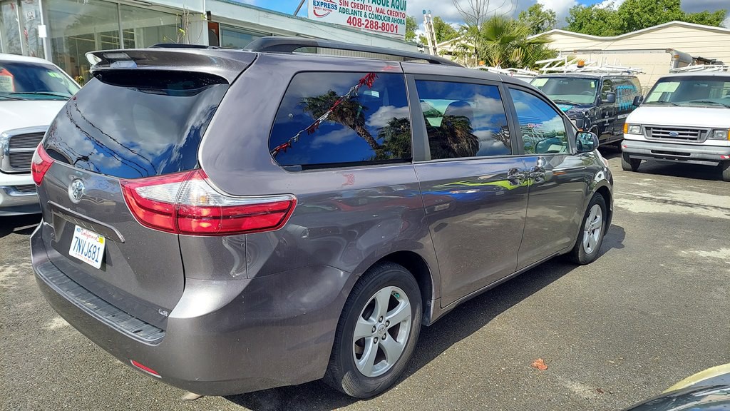 2015 Toyota Sienna Image 4