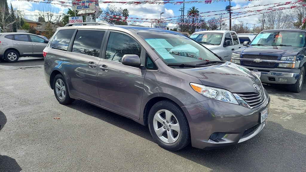 2015 Toyota Sienna Image 5