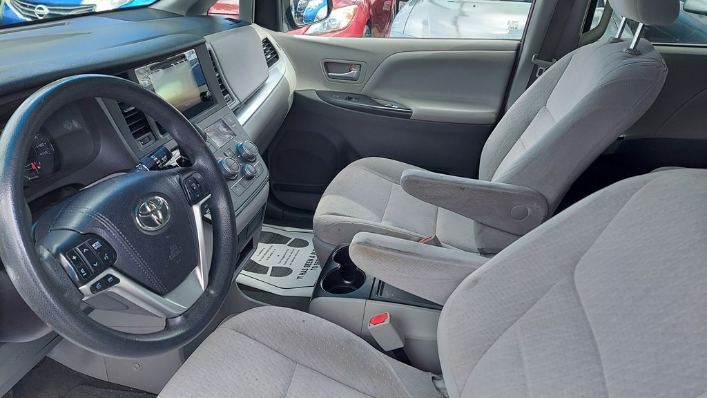 2015 Toyota Sienna Image 6
