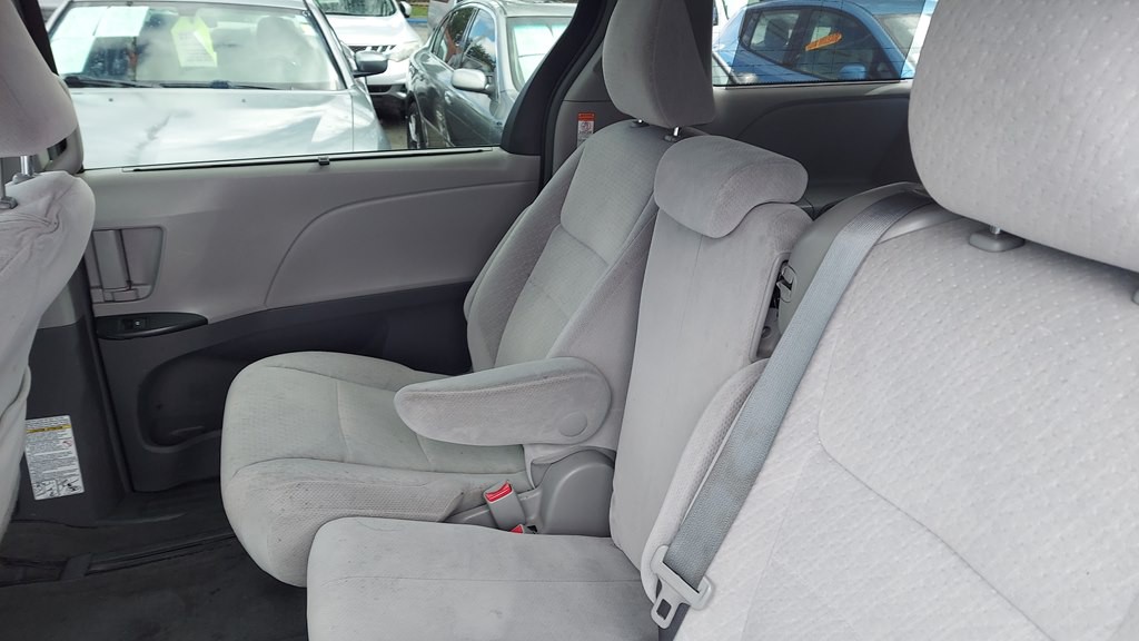 2015 Toyota Sienna Image 7