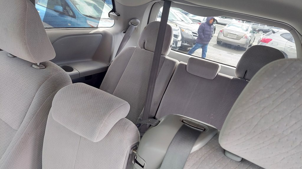 2015 Toyota Sienna Image 8
