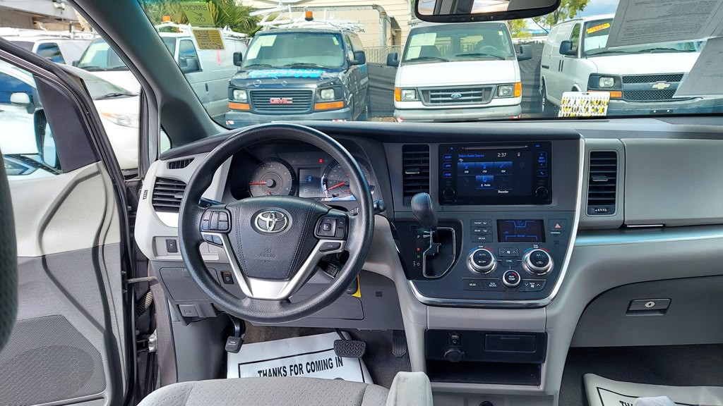 2015 Toyota Sienna Image 9