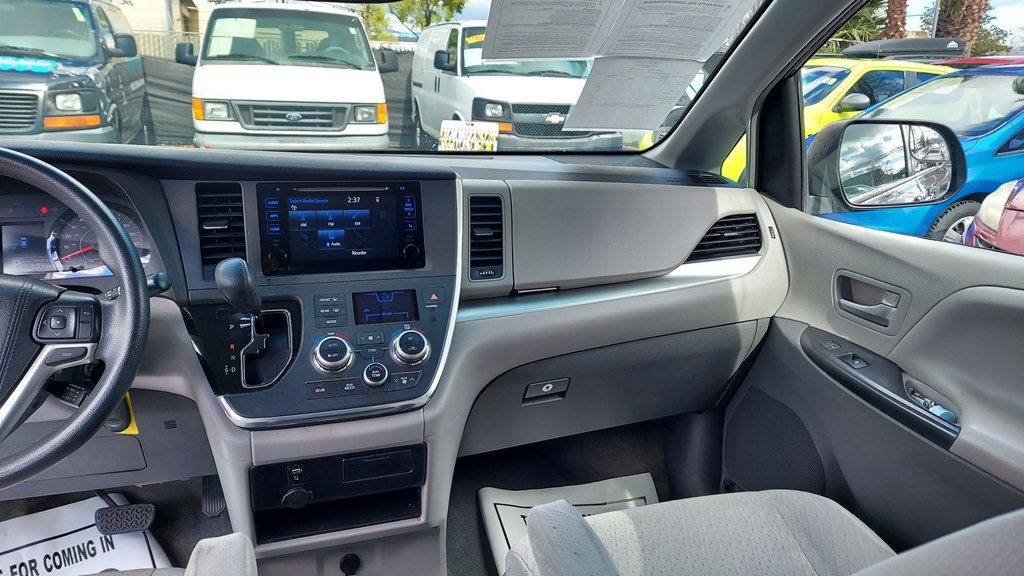 2015 Toyota Sienna Image 10