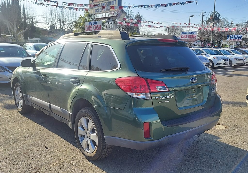 2010 Subaru Outback Image 2