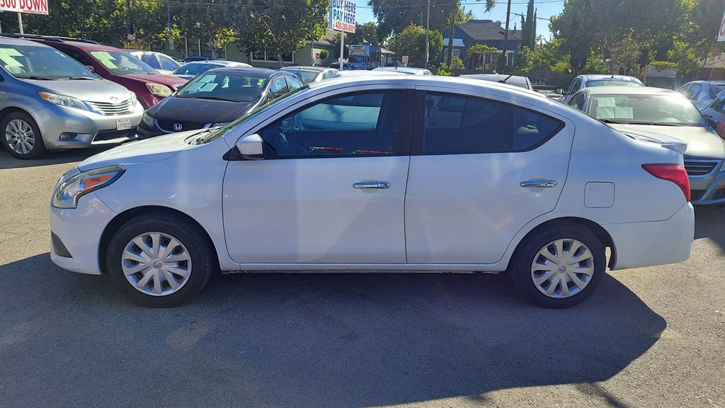 2016 Nissan Versa Image 2