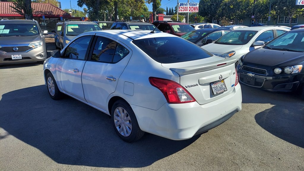 2016 Nissan Versa Image 3