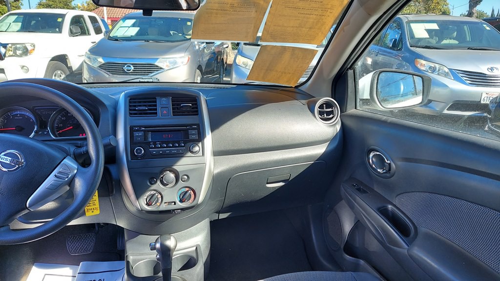 2016 Nissan Versa Image 11