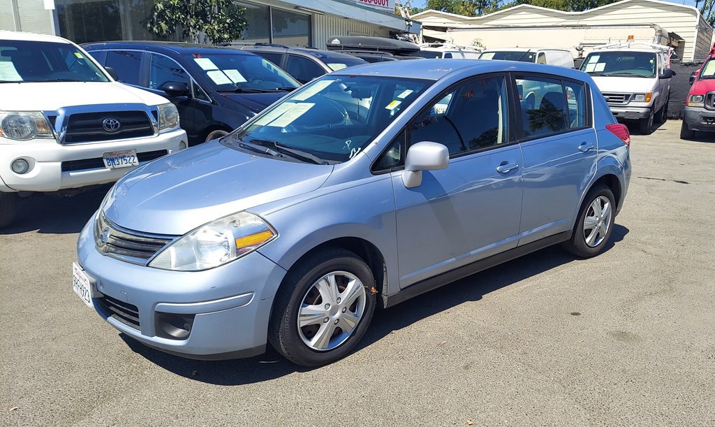2011 Nissan Versa Image 1