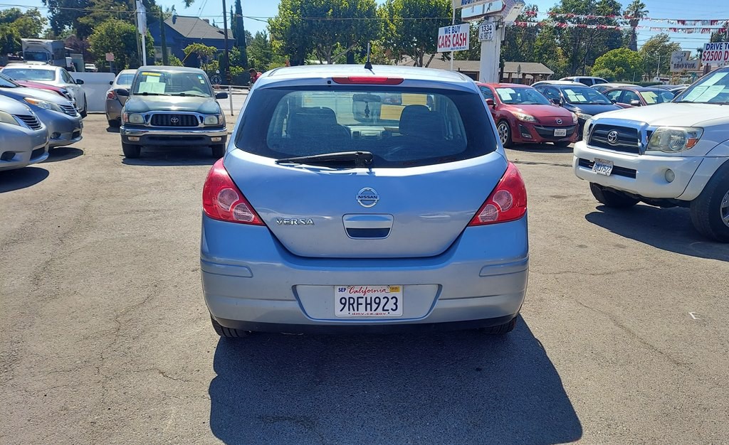 2011 Nissan Versa Image 4