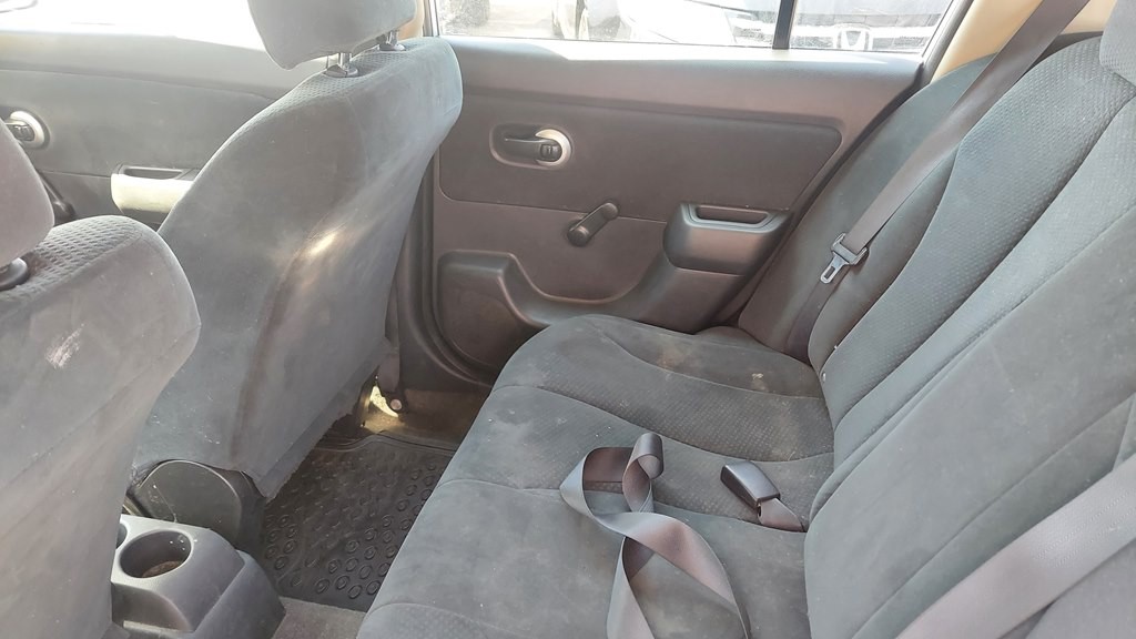 2011 Nissan Versa Image 9