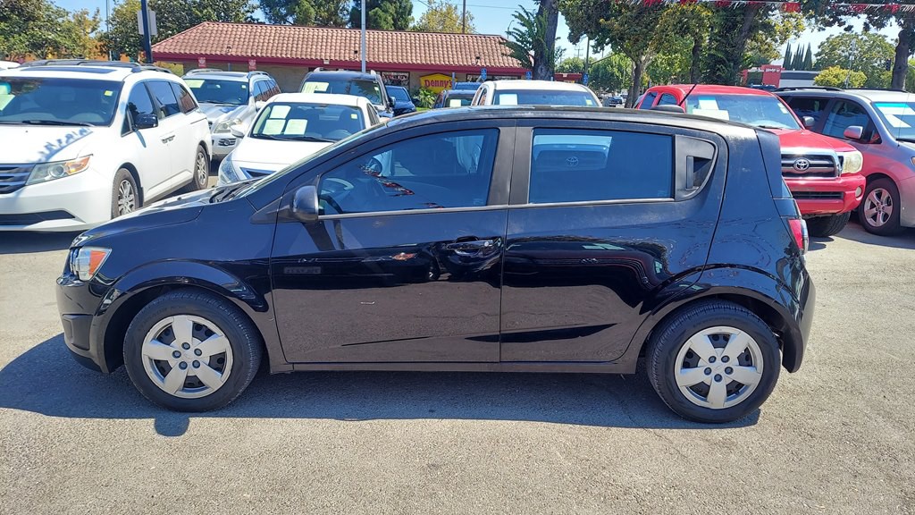 2016 Chevrolet Sonic Image 2