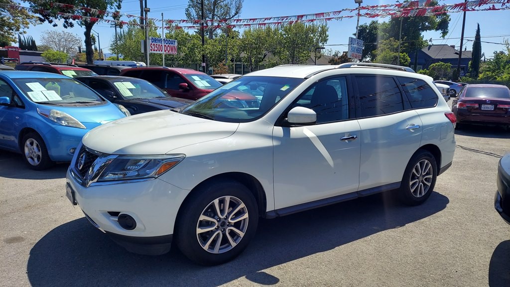 2016 Nissan Pathfinder Image 1