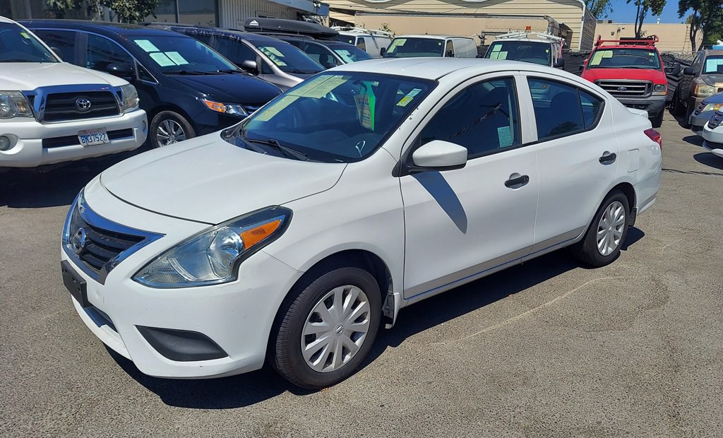 2017 Nissan Versa Image 1