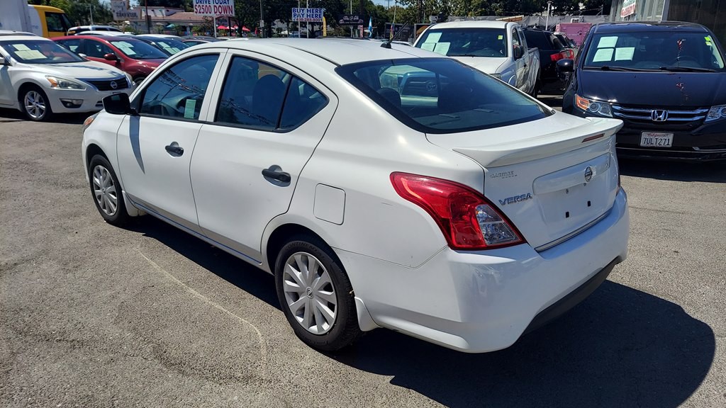 2017 Nissan Versa Image 3