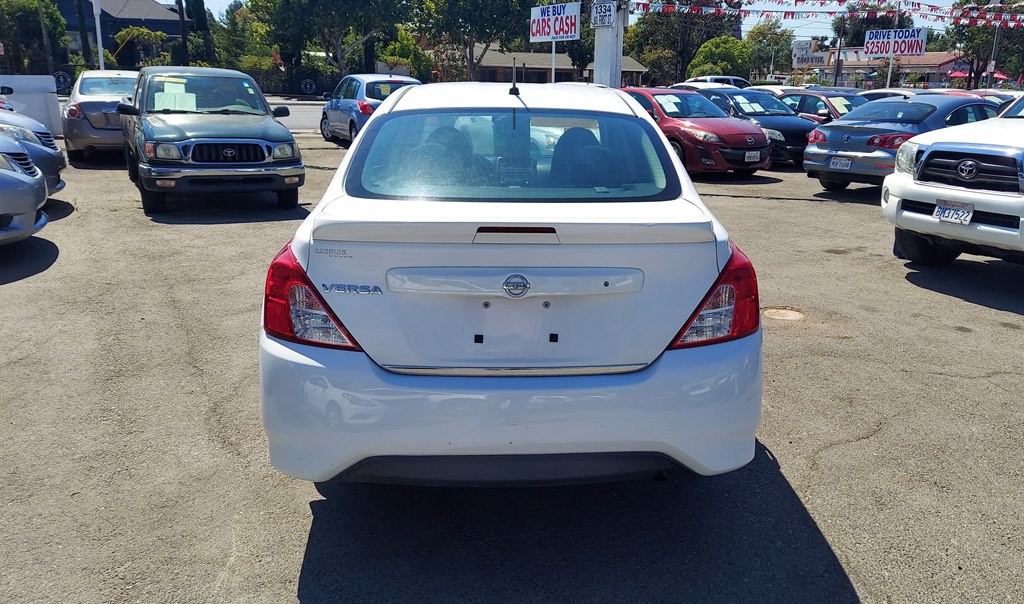 2017 Nissan Versa Image 4