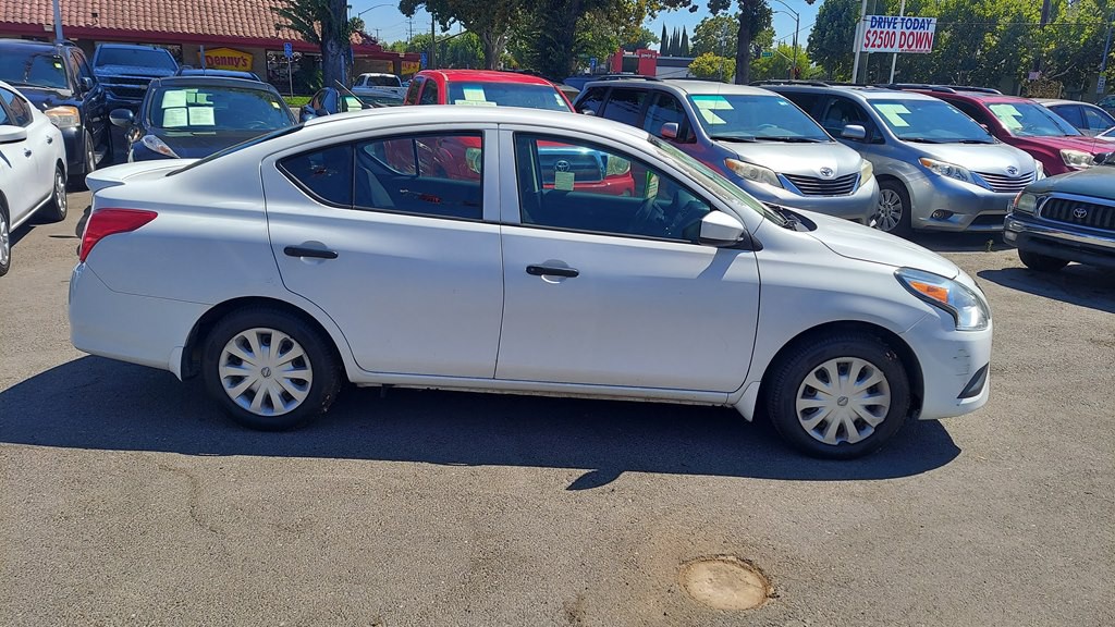 2017 Nissan Versa Image 6