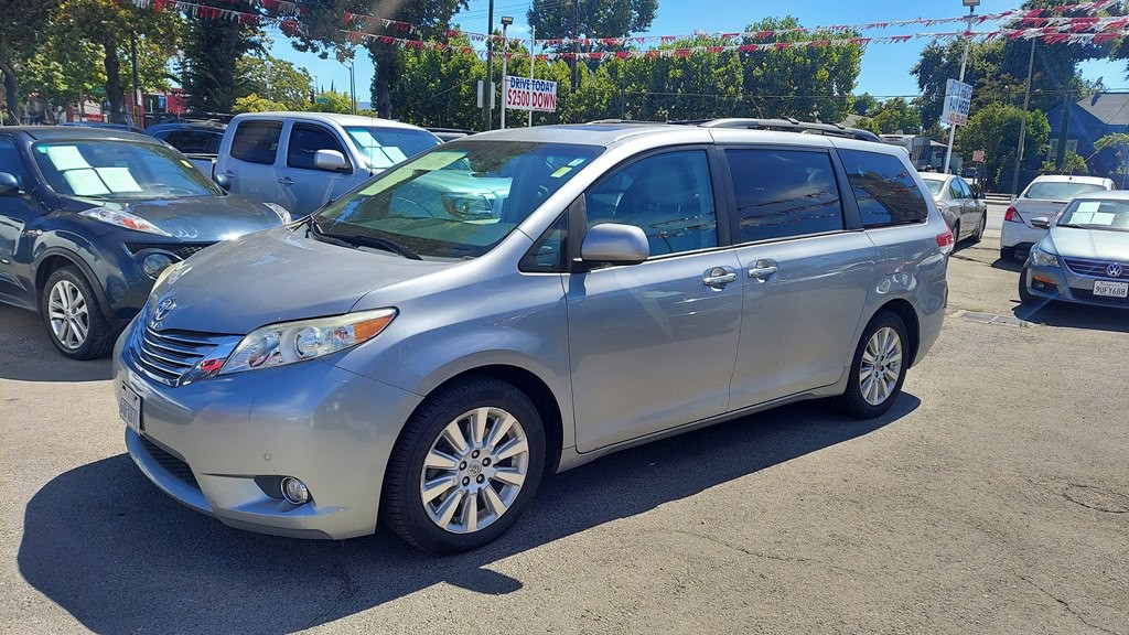 2011 Toyota Sienna Image 1
