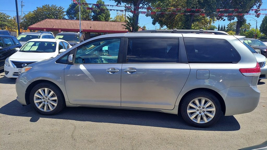 2011 Toyota Sienna Image 2