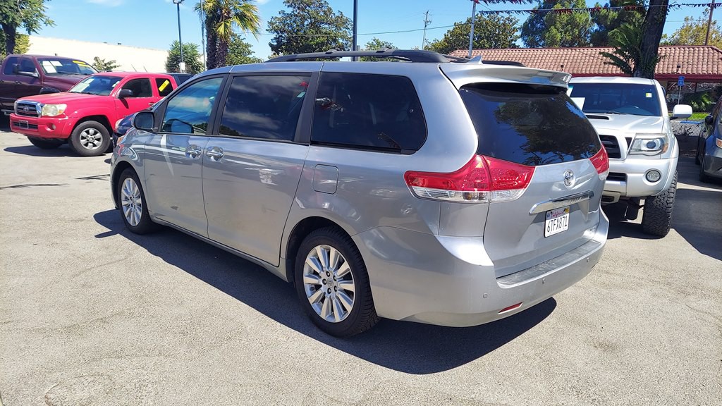 2011 Toyota Sienna Image 3