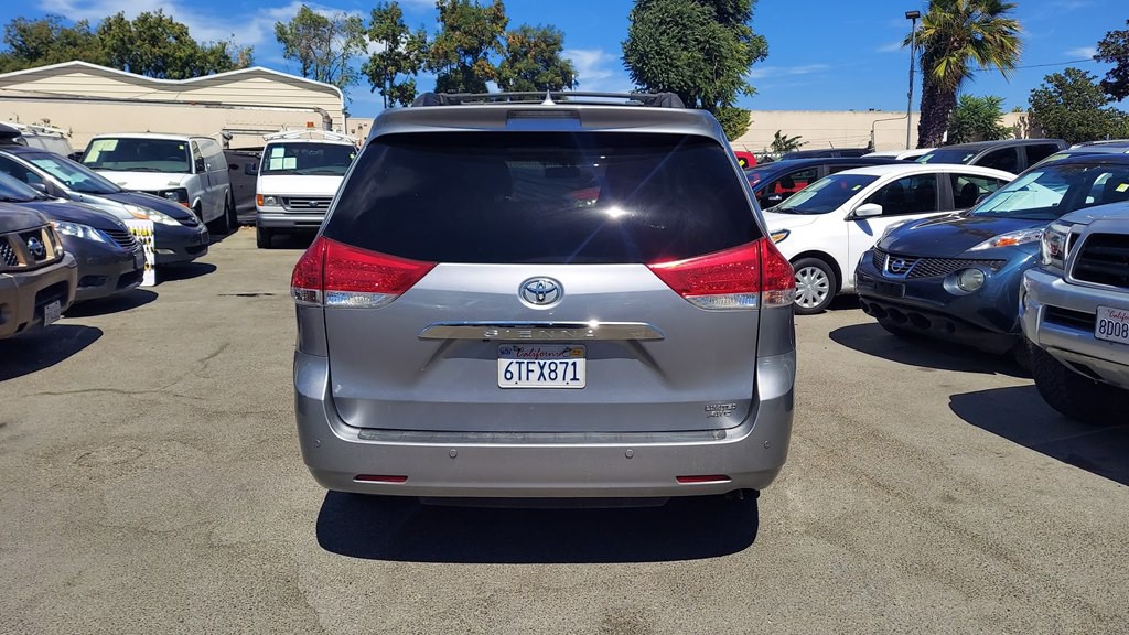 2011 Toyota Sienna Image 4