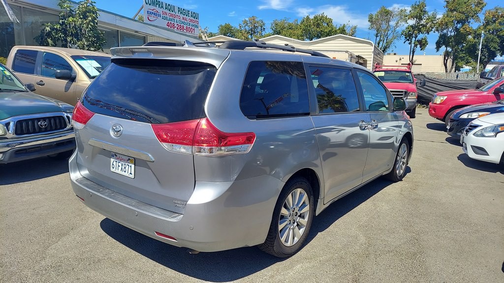 2011 Toyota Sienna Image 5