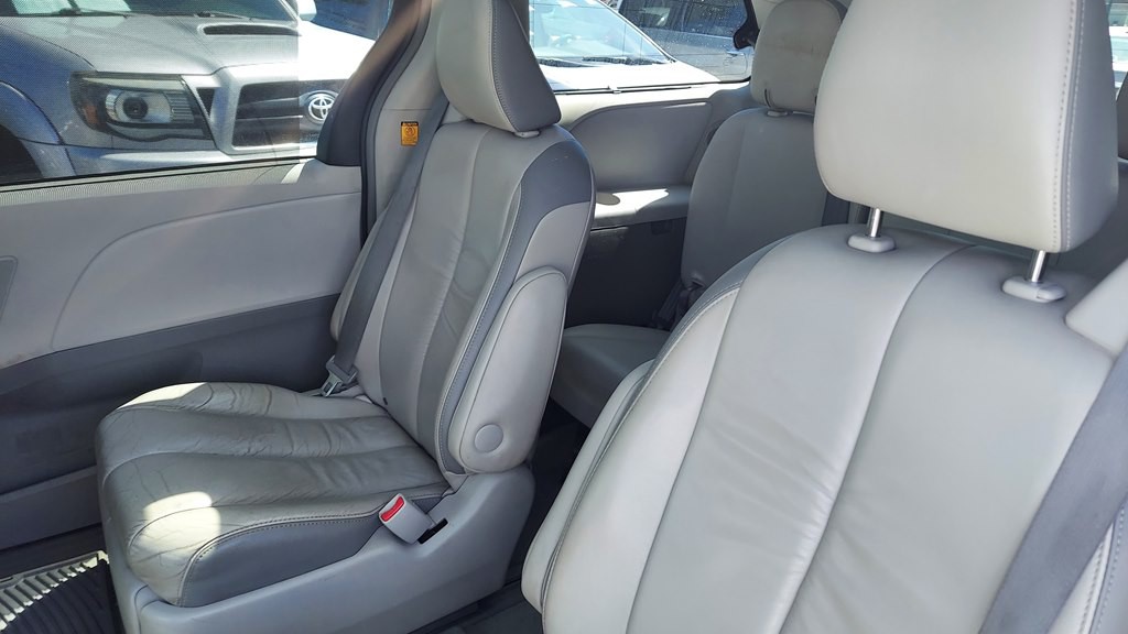 2011 Toyota Sienna Image 9