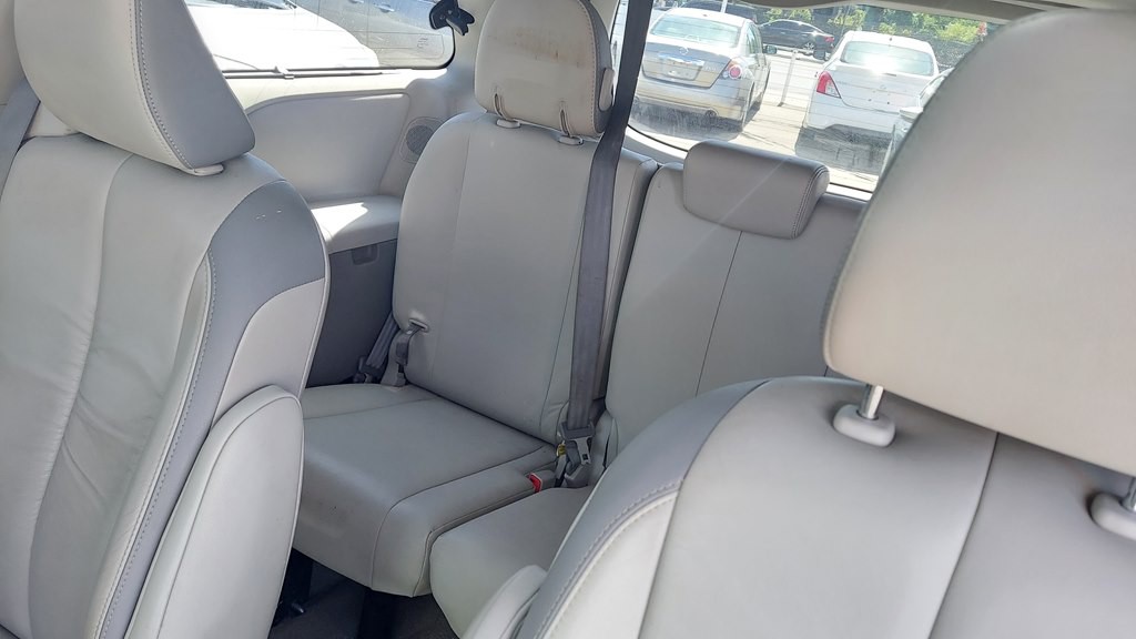 2011 Toyota Sienna Image 10