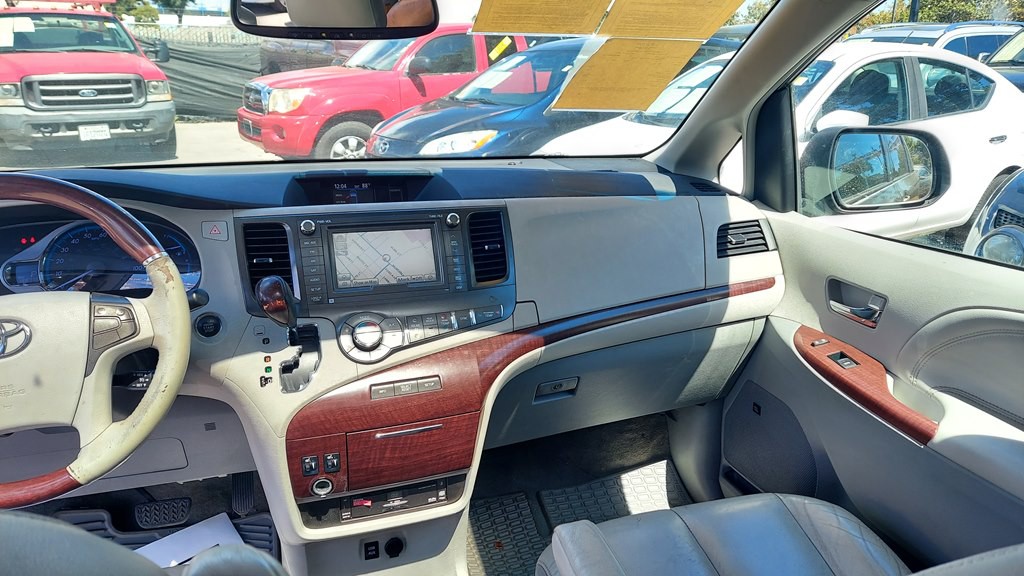 2011 Toyota Sienna Image 12