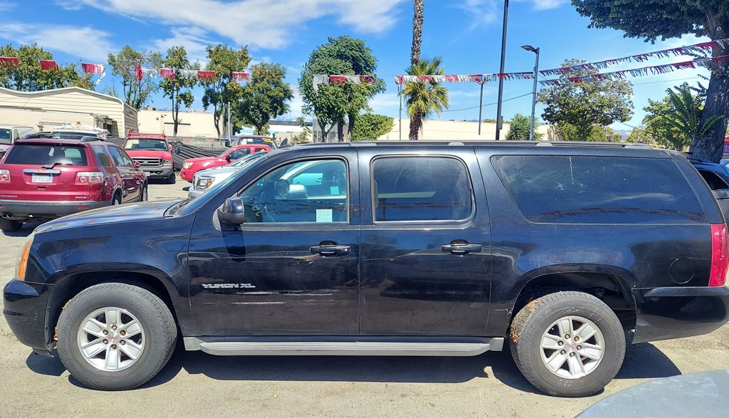2011 GMC Yukon Image 2