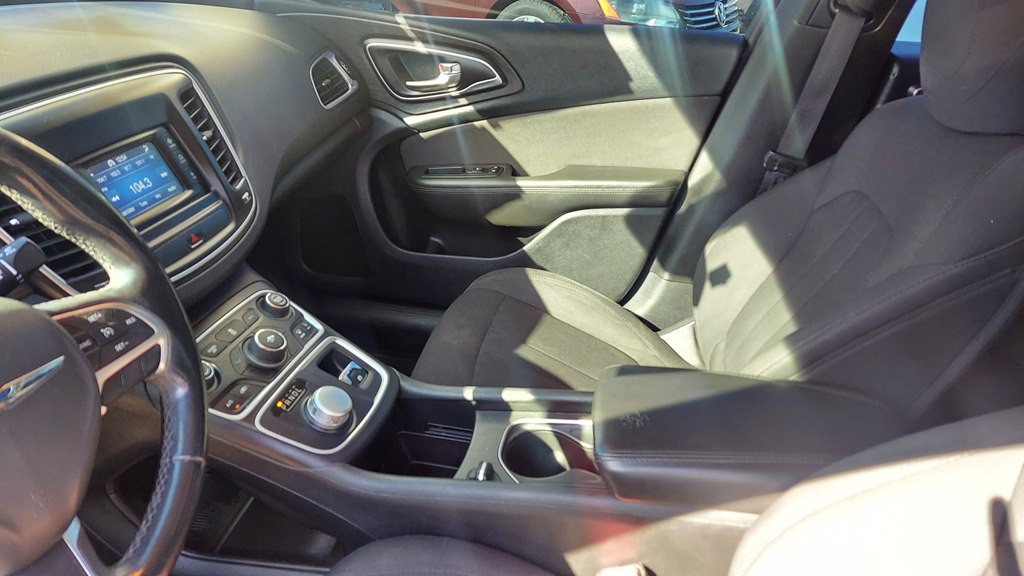 2015 Chrysler 200 Image 8