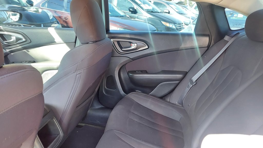 2015 Chrysler 200 Image 9