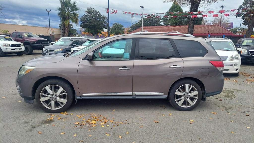 2013 Nissan Pathfinder Image 2