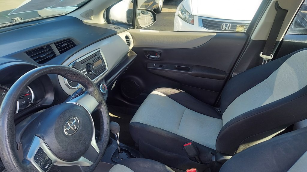 2013 Toyota Yaris Image 5