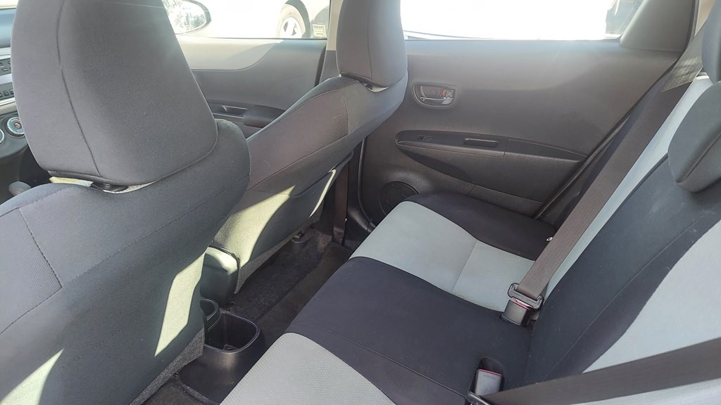 2013 Toyota Yaris Image 6