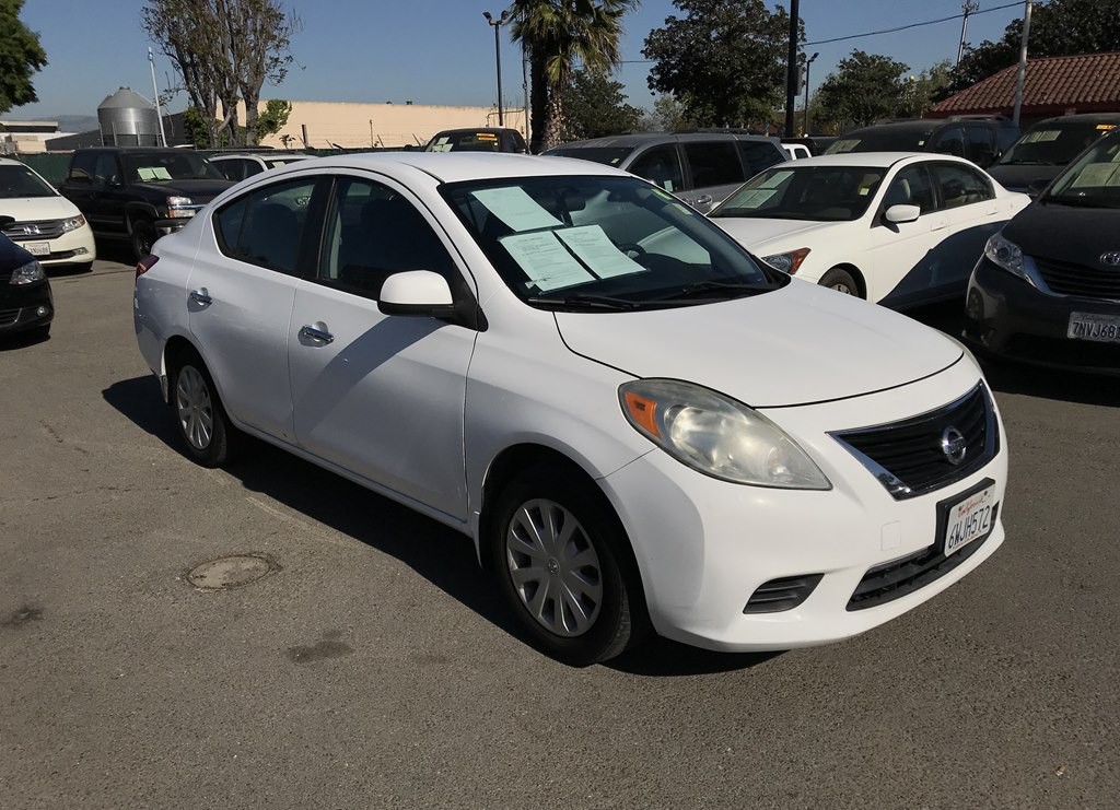 2012 Nissan Versa Image 2